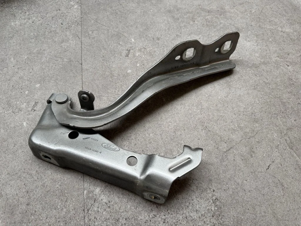 Engine bonnet/hood hinges N1WB16801A