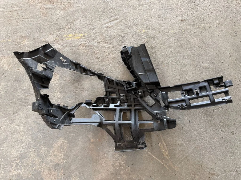 Priekšējā bampera turētājs 2420252