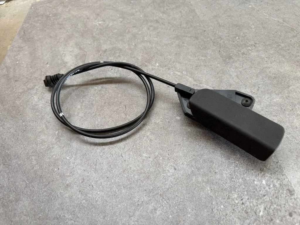 Engine bonnet (hood) release handle 7L0823633