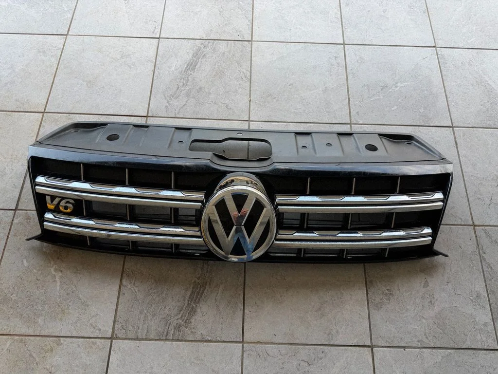 Front bumper upper radiator grill 2H6853651