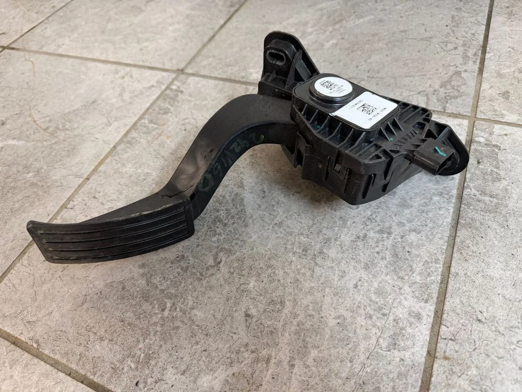 Accelerator throttle pedal MB3C9F836AB