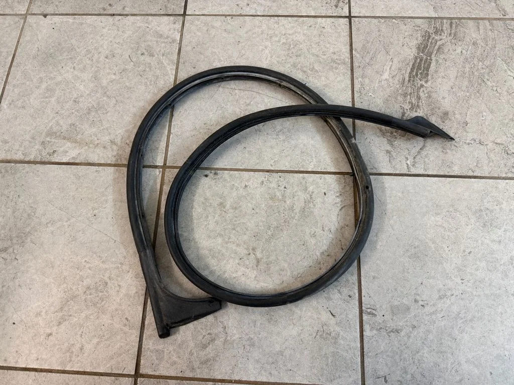 Rubber seal front door (on door) – right