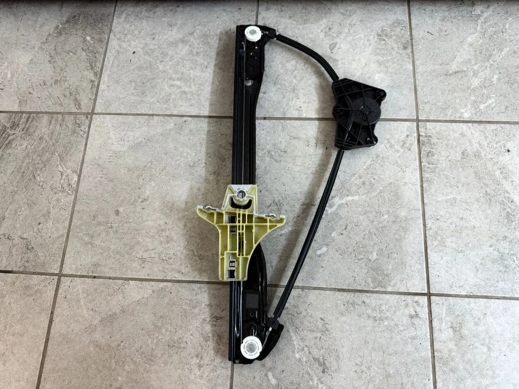 Front window lifting mechanism without motor – right