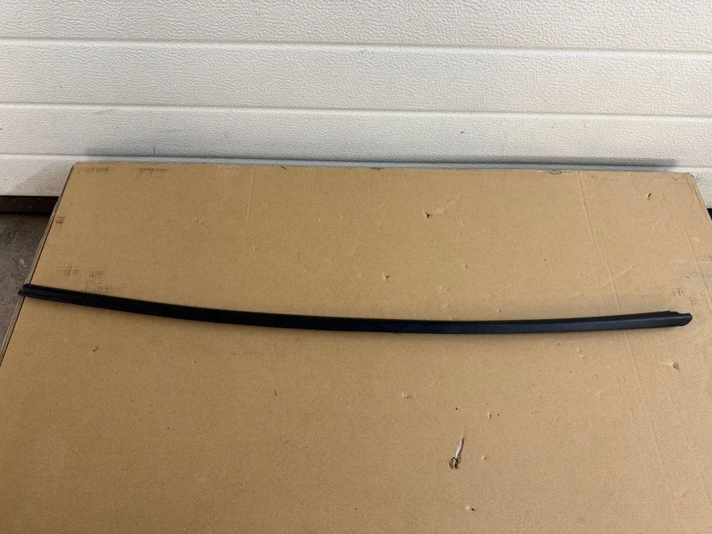 Rubber seal front door window/glass – left