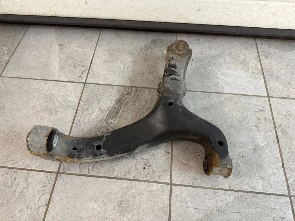 Front lower control arm/wishbone – left