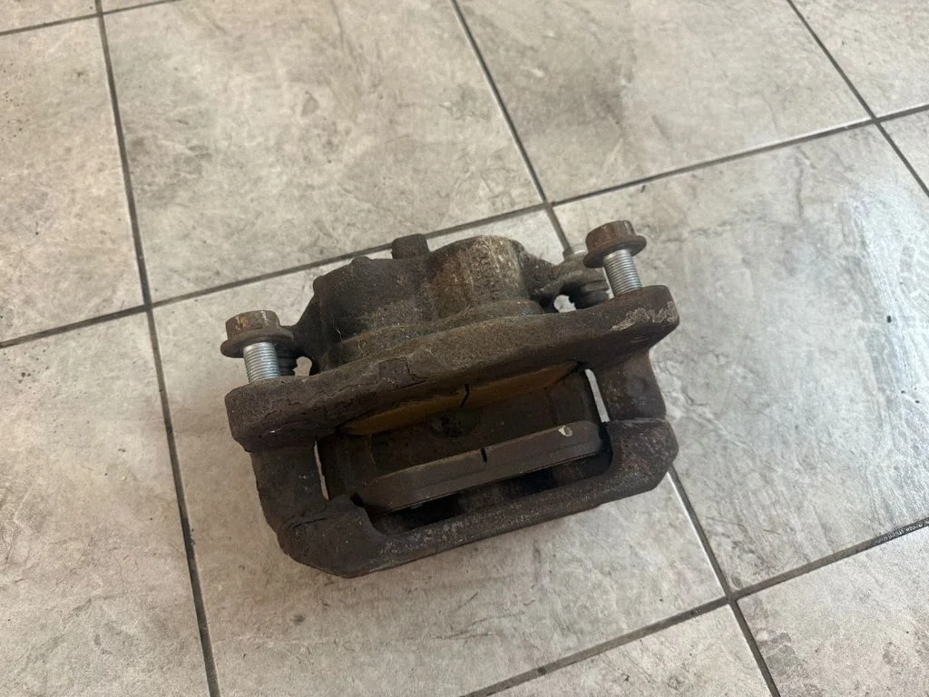 Front brake caliper – front right