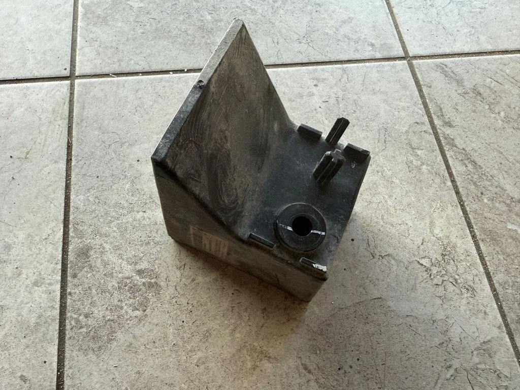 Muu kereosa MB3B2610155AA