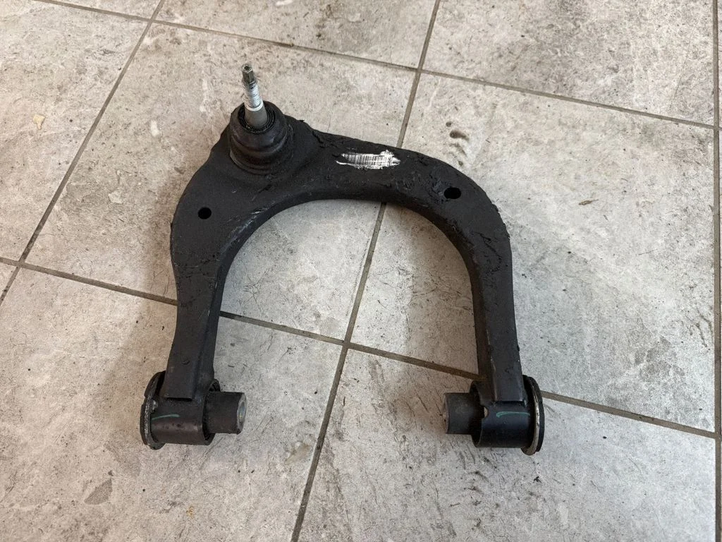 Front upper control arm/wishbone – right