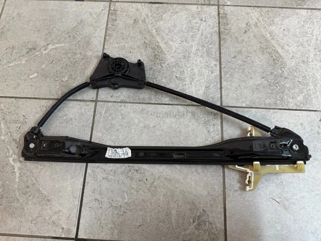 Front window lifting mechanism without motor 2H6837401A
