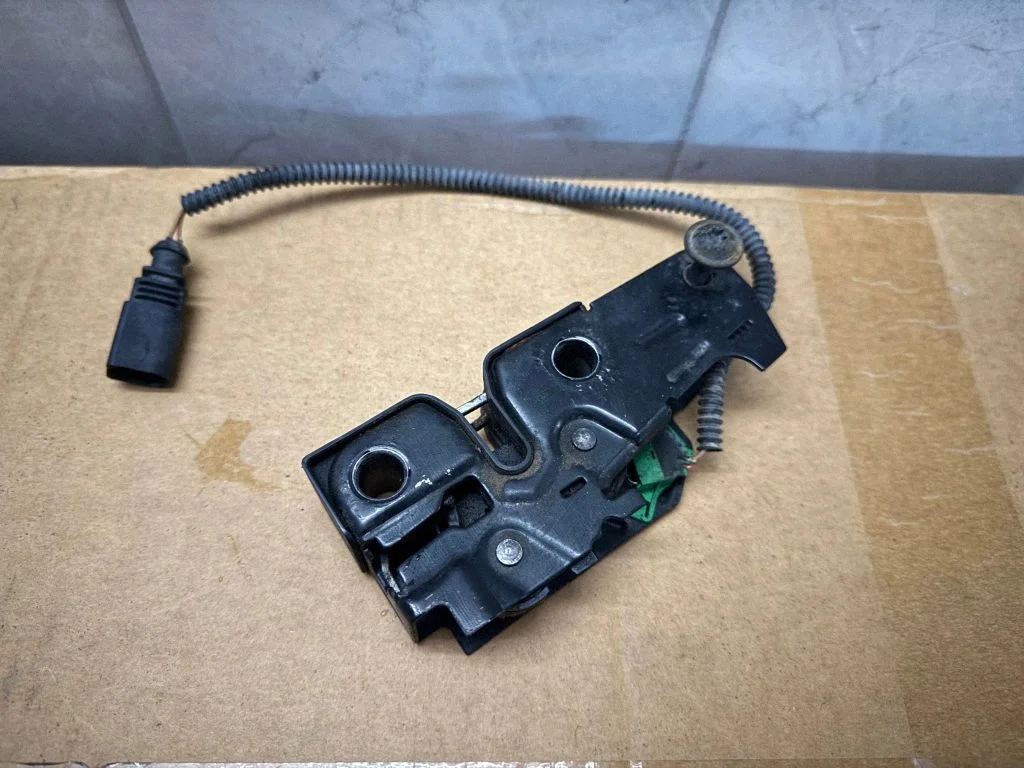 Engine bonnet/hood lock/catch