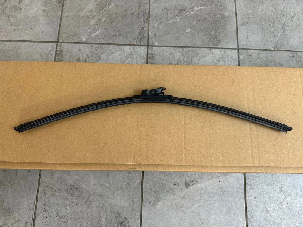 Windshield/front glass wiper blade – right