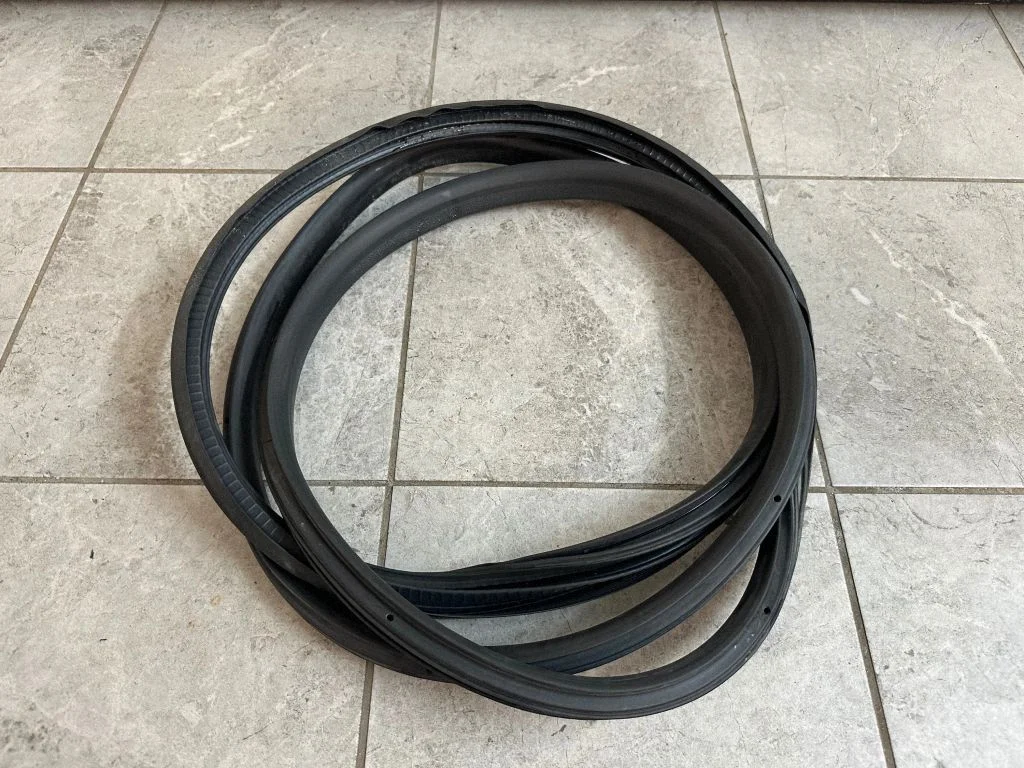 Uszczelka drzwi przednich (na karoserii) – Volkswagen Amarok (2010-2020)