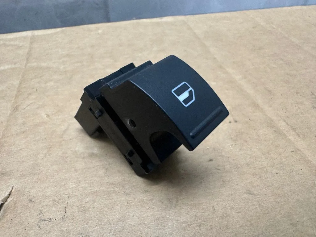 Przełącznik szyb elektrycznych 7L6959855B