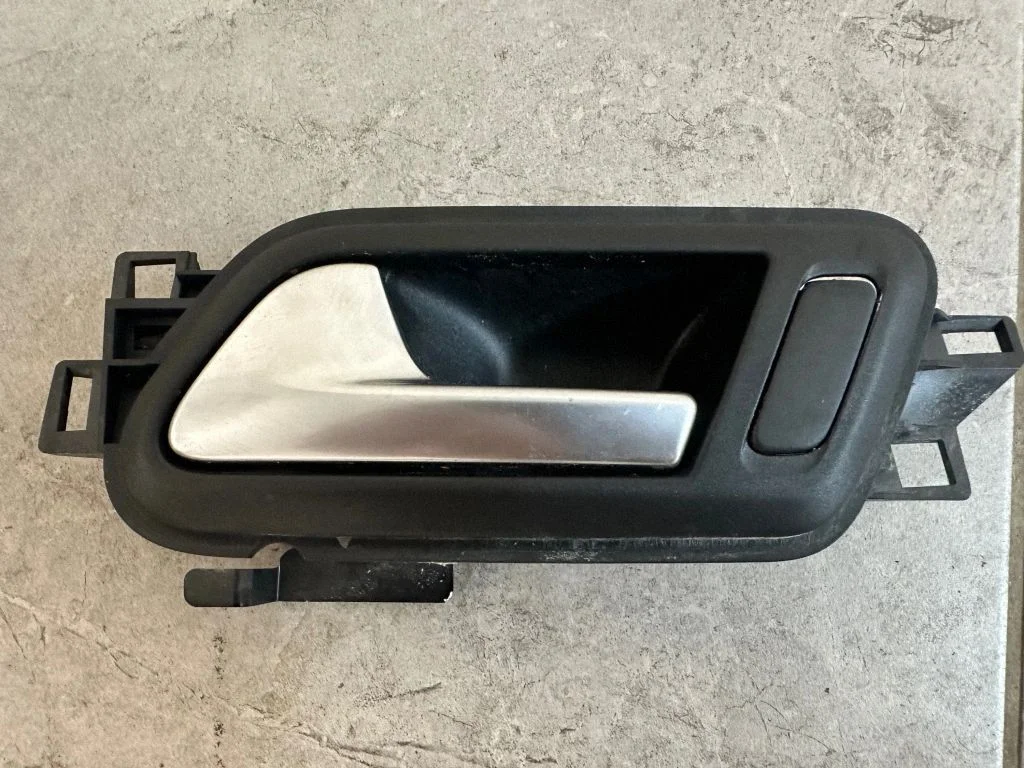 Klamka wewnętrzna drzwi tylnych 2H0837113D