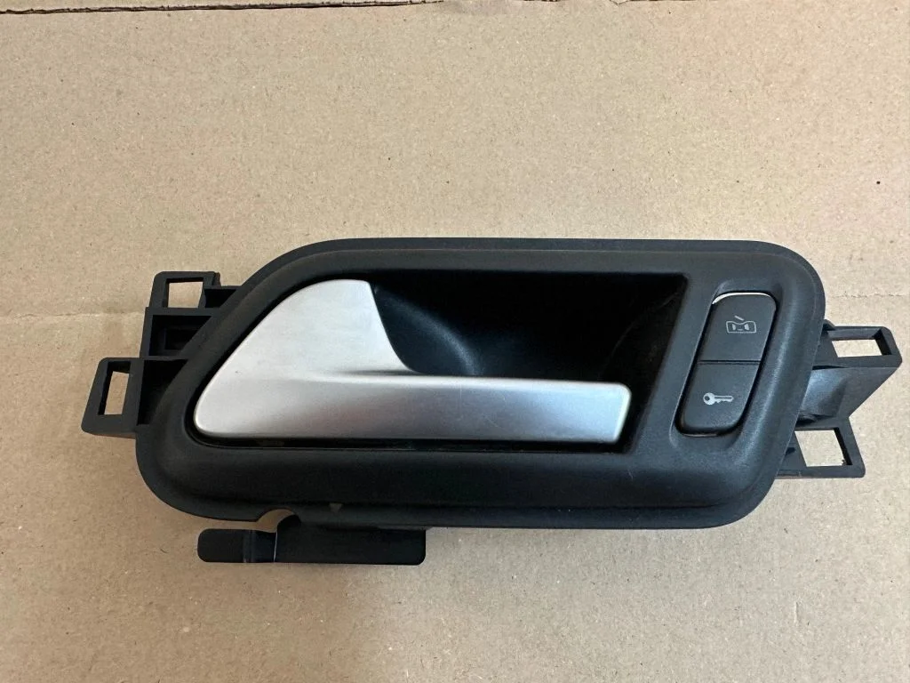 Front door interior handle – Volkswagen Amarok (2010-2020)