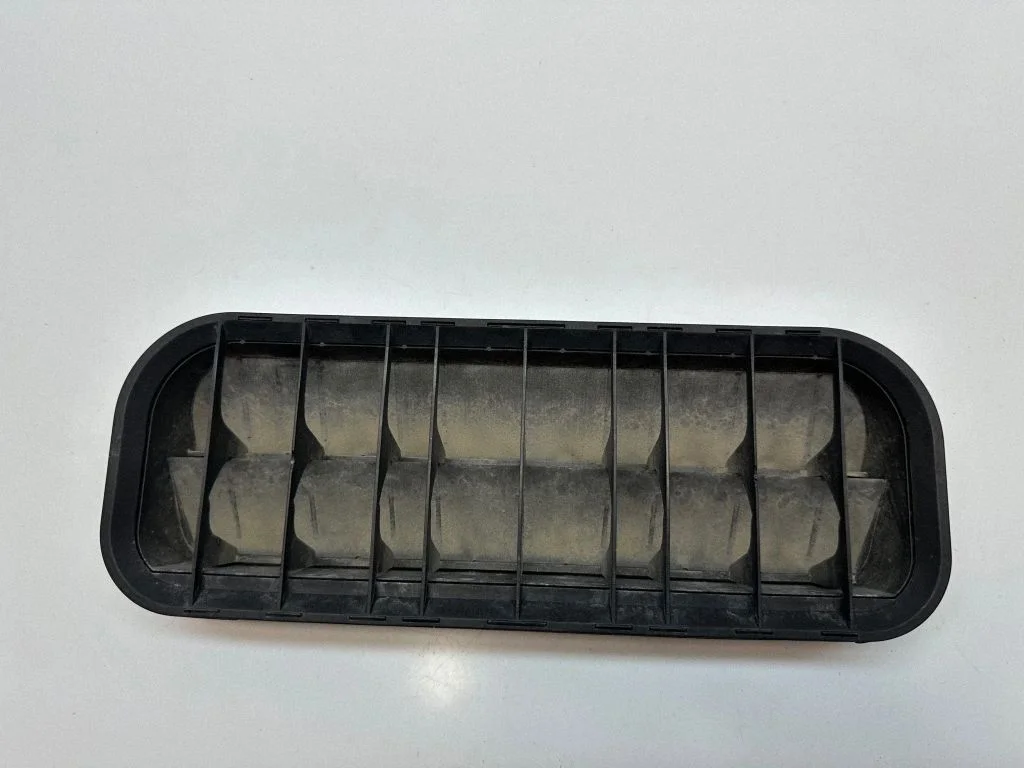 Quarter panel pressure vent 7E0819181