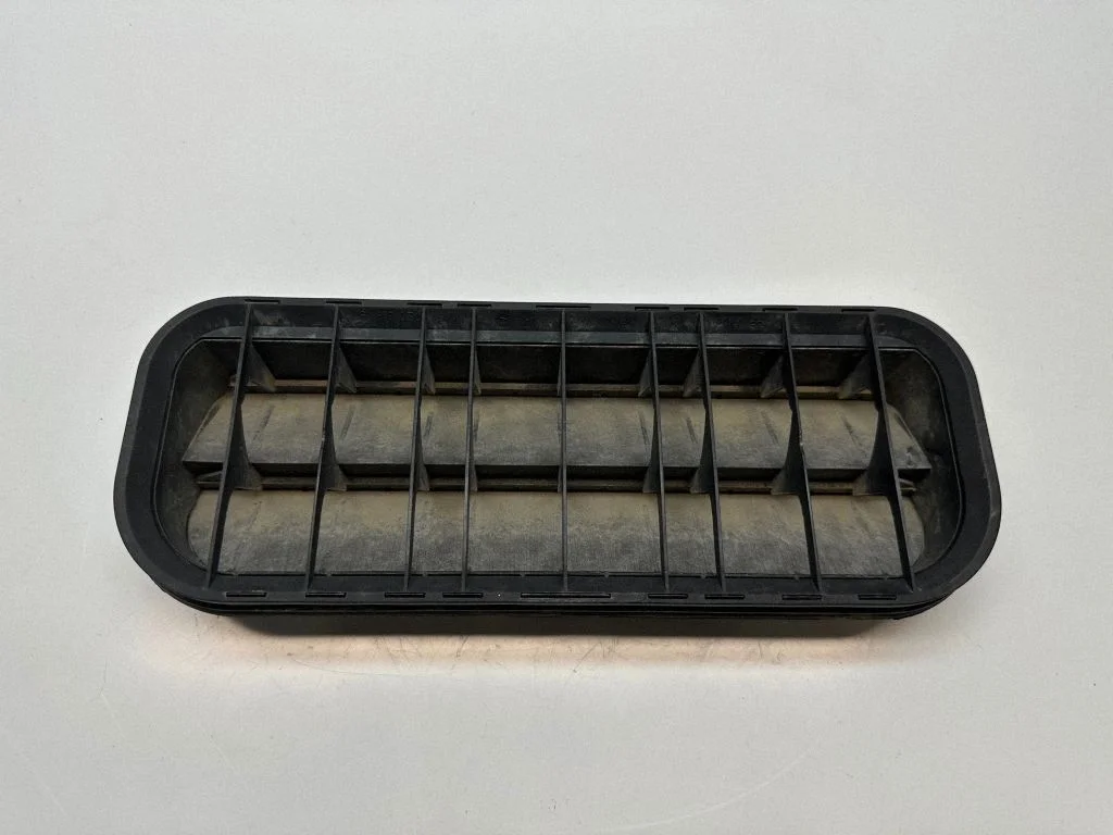 Quarter panel pressure vent 7E0819181