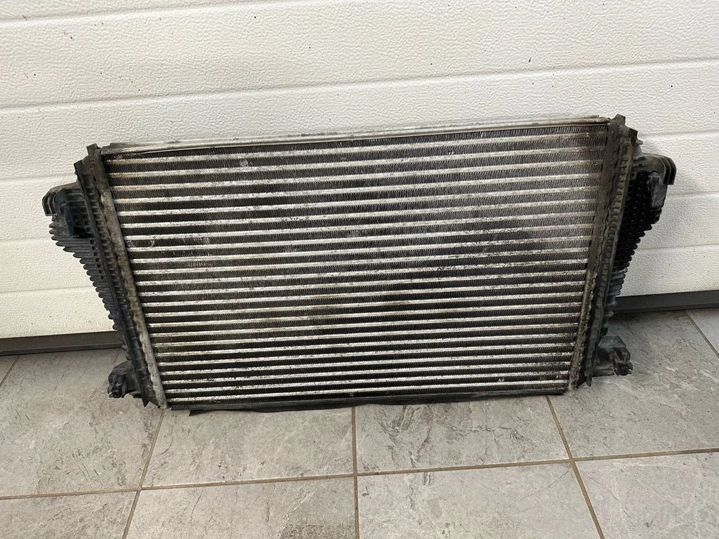 Vahejahuti radiaator 2H0145804