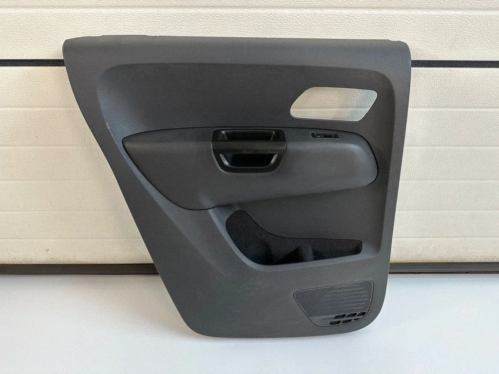 Aizmugurējo durvju apšuvums – Volkswagen Amarok (2010-2020)