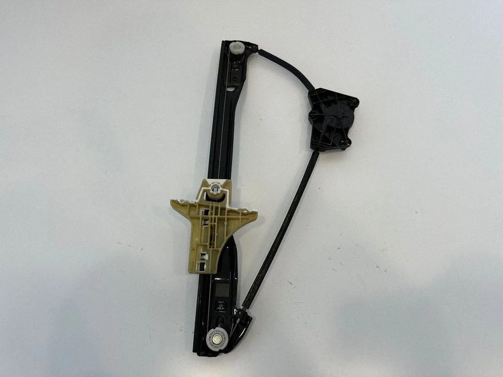 Esiukse aknatõstuk ilma mootorita 121596K – Volkswagen Amarok (2010-2020)