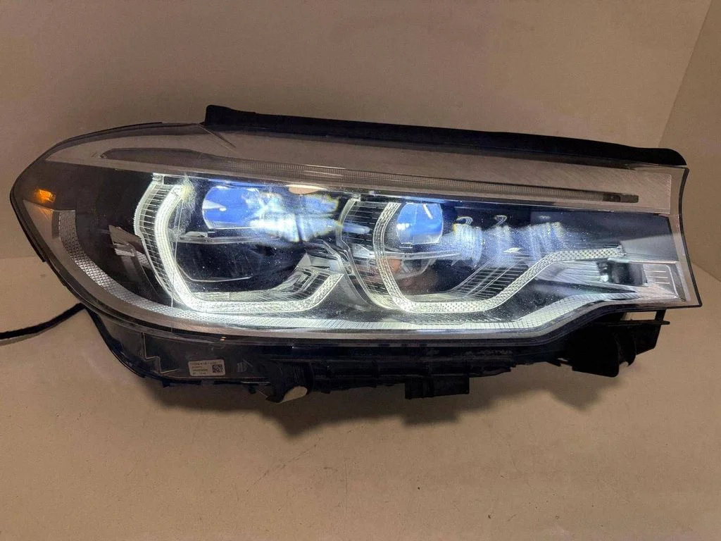Reflektor 7439198 – BMW Seria 5 G30 G31 G38 (2016-)