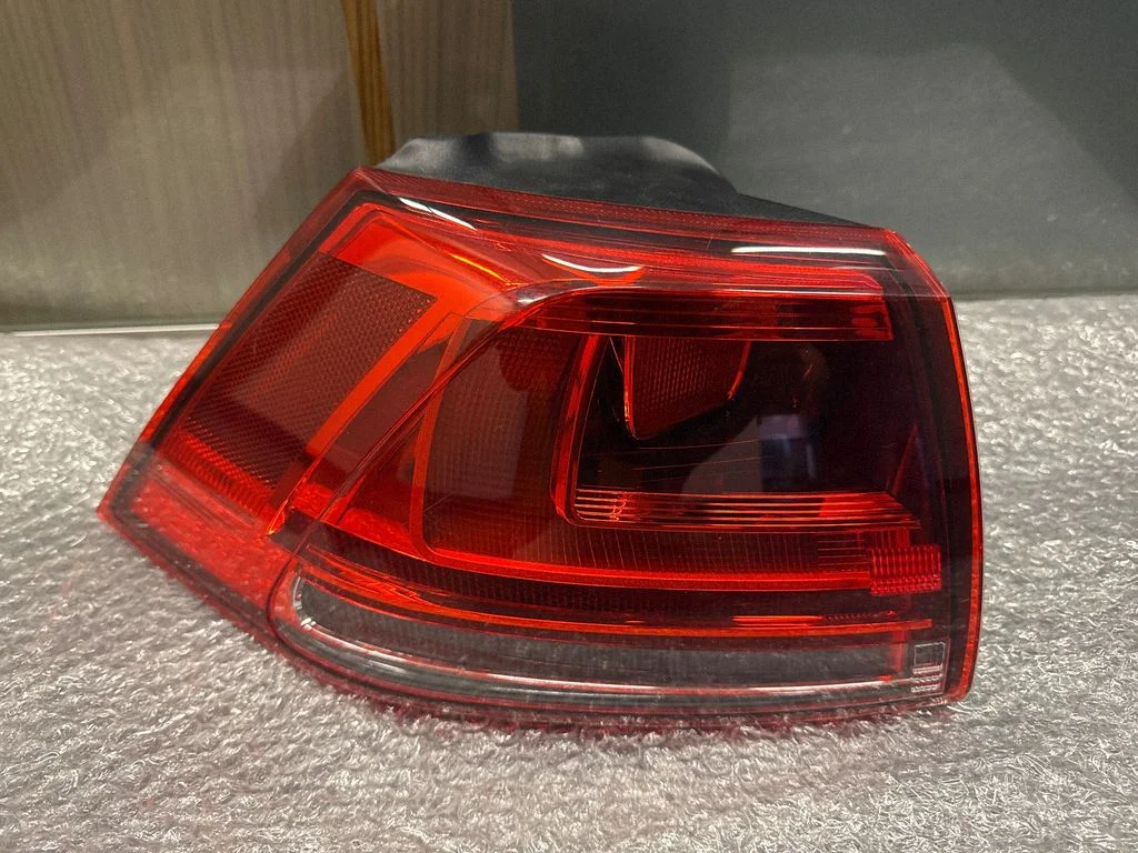 Aizmugurējais lukturis virsbūvē – Volkswagen Golf VII (2013-2019)