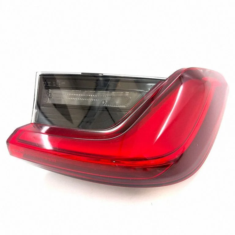 Lampa tylna w błotniku H4744275808