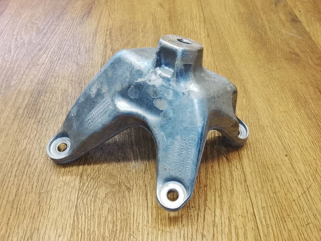 Engine mounting bracket 95B199307A