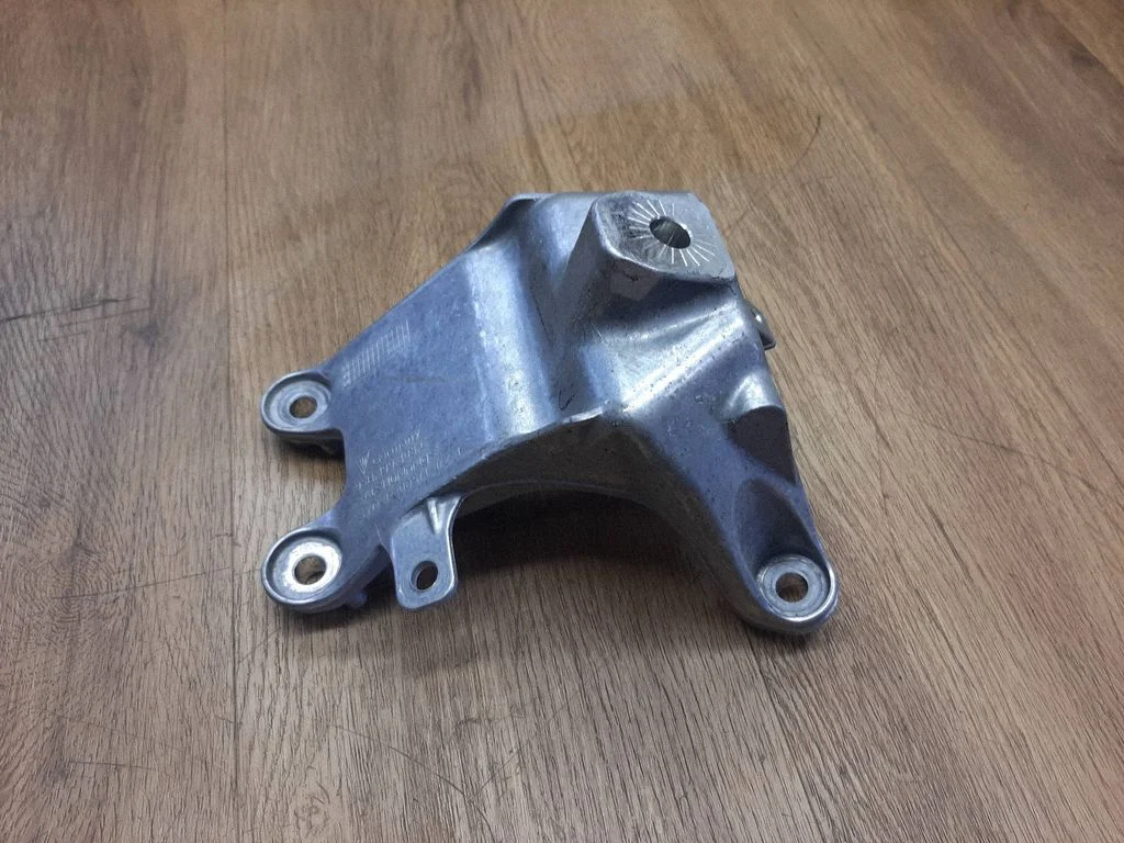 Engine mounting bracket 95B199308G