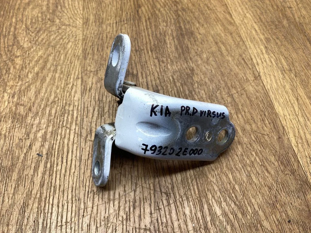 Zawias górny drzwi przednich 793202E000 – KIA Sportage (2016-2021)