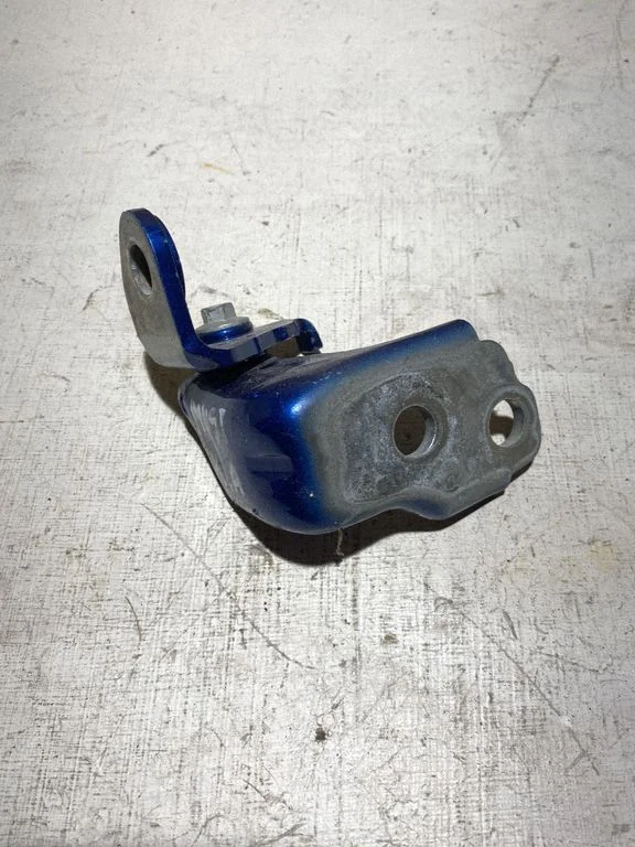 Front door lower hinge P001A – Ford Mustang VI (2015-)