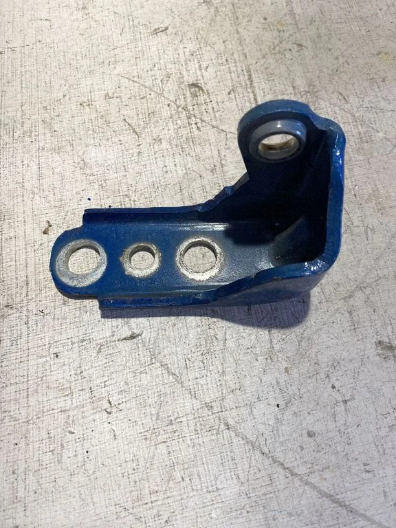 Front door lower hinge P001A – Ford Mustang VI (2015-)