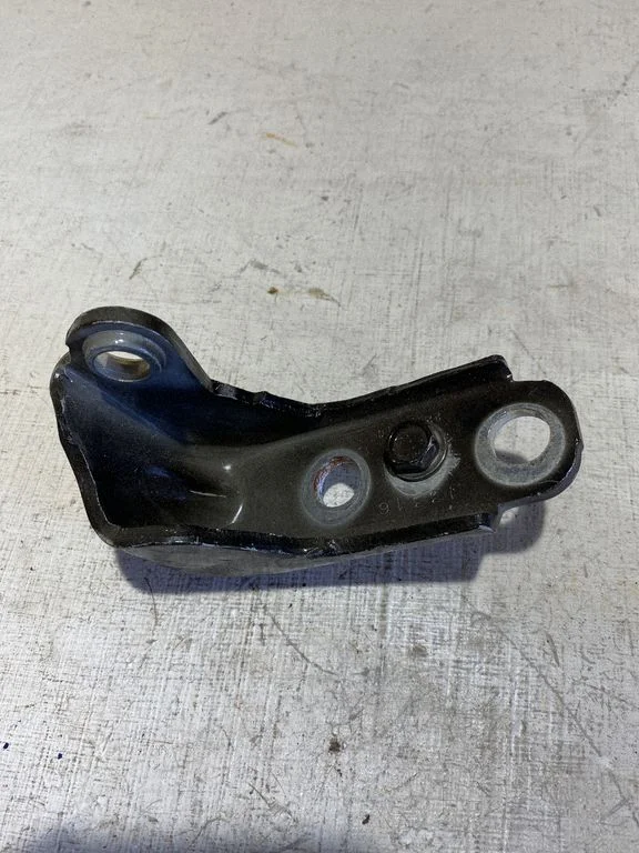 Front door lower hinge P001A – Ford Mustang VI (2015-)