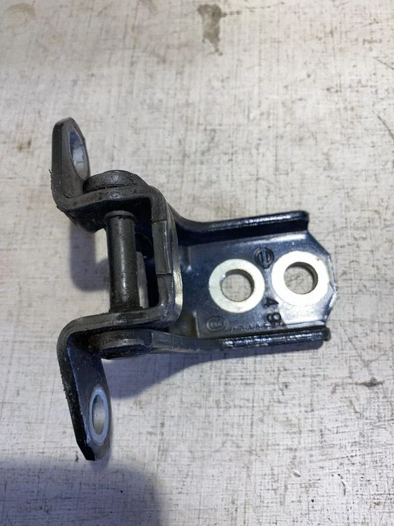 Front door lower hinge A048520