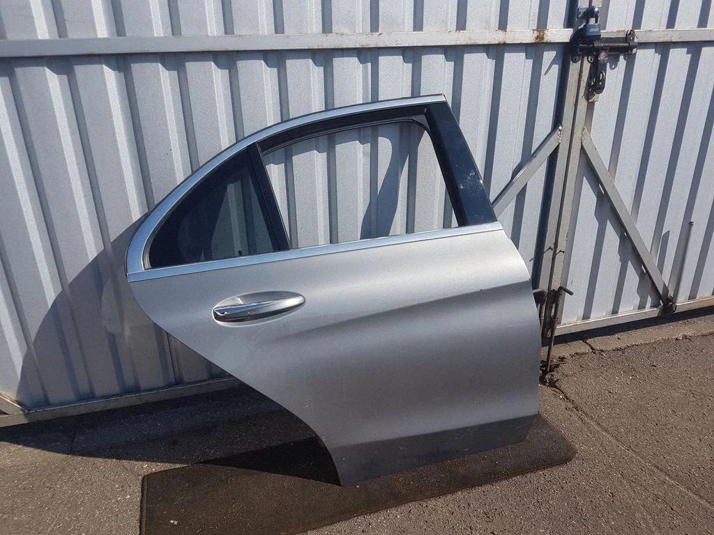 Rear door A2057820210