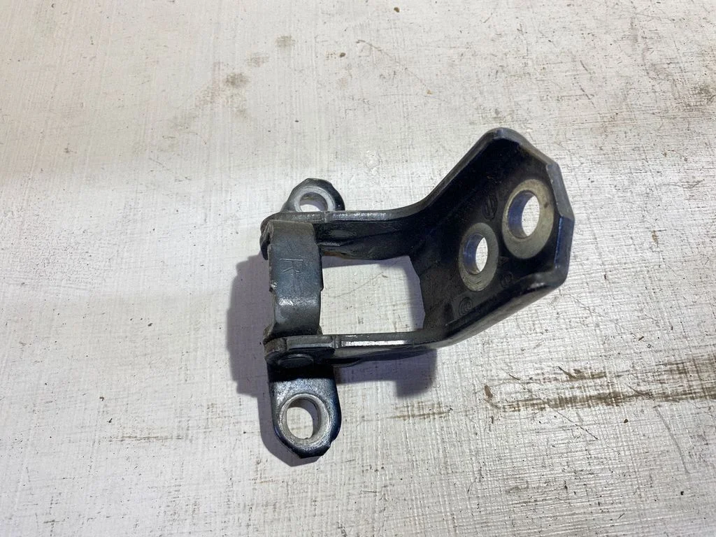 Rear door lower hinge A048520
