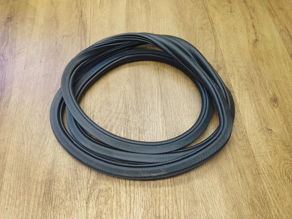 Rear door rubber seal (on body) 95B833721D