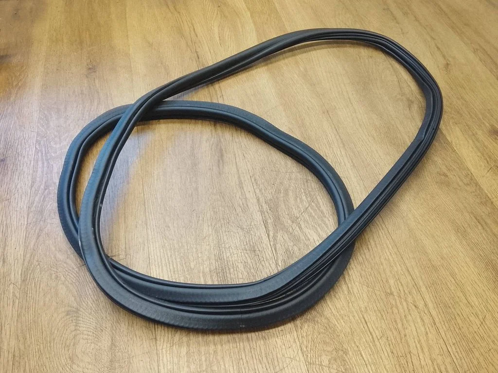 Rear door rubber seal (on body) 95B833721D