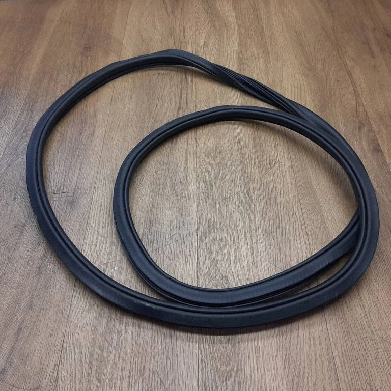 Rear door rubber seal (on body) 96B833721D