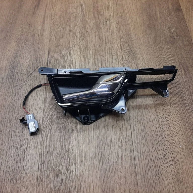 Esiukse sisemine käepide 8X2322600AD – Jaguar XJ X351 (2009-2019)