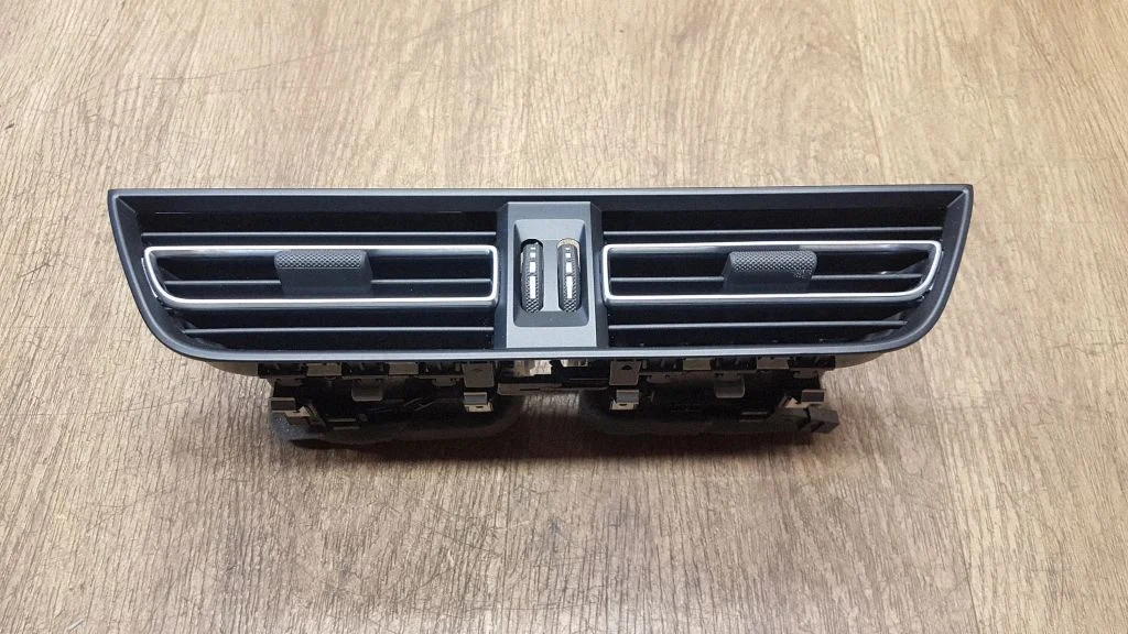 Armatuurlaua keskmine õhutusrest 95B819110E – Porsche Macan (95B) (2019-)
