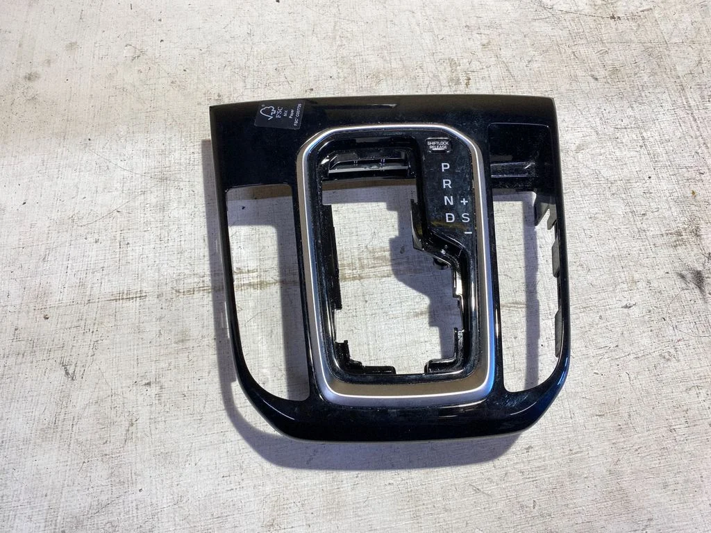 Pārnesumu pārslēga sviras apdare (plastmasas) 84651G2BA0