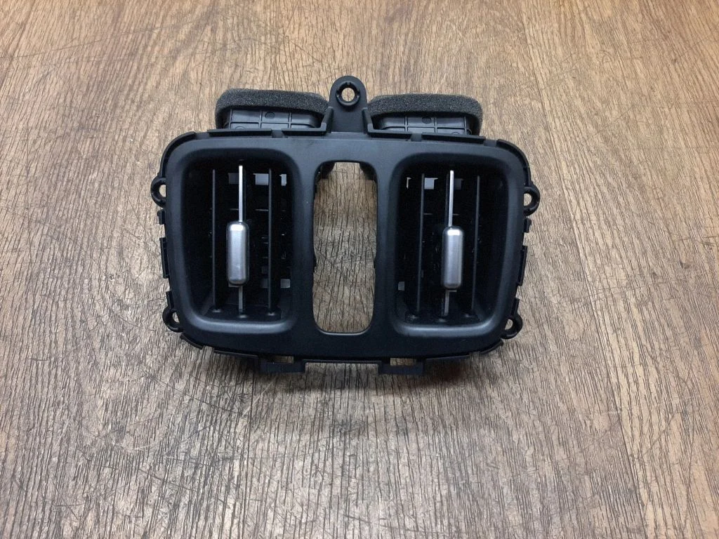 Oro grotelės gale