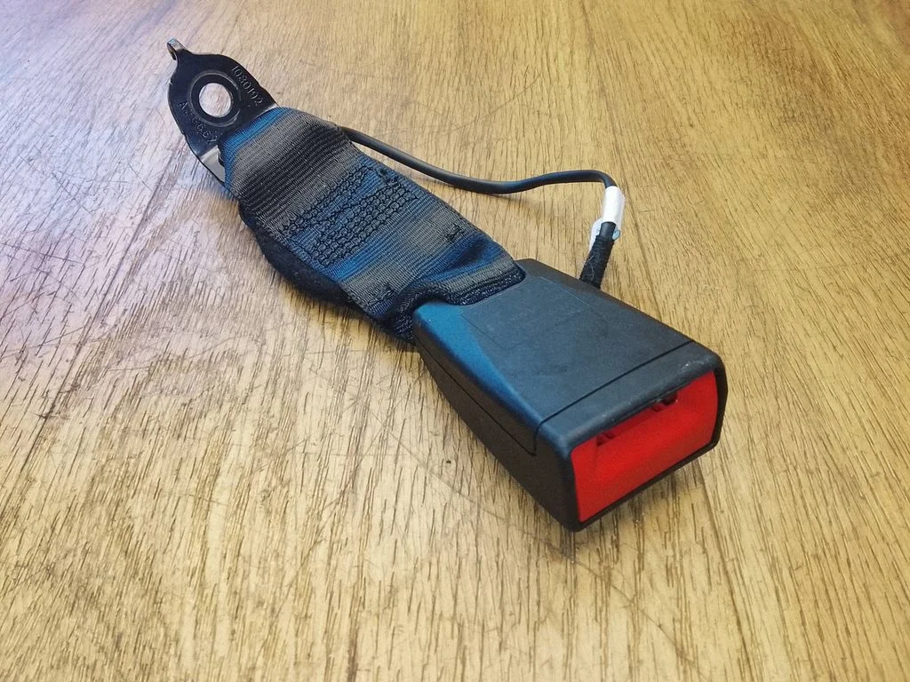 Middle seatbelt buckle (rear) 95B857740A