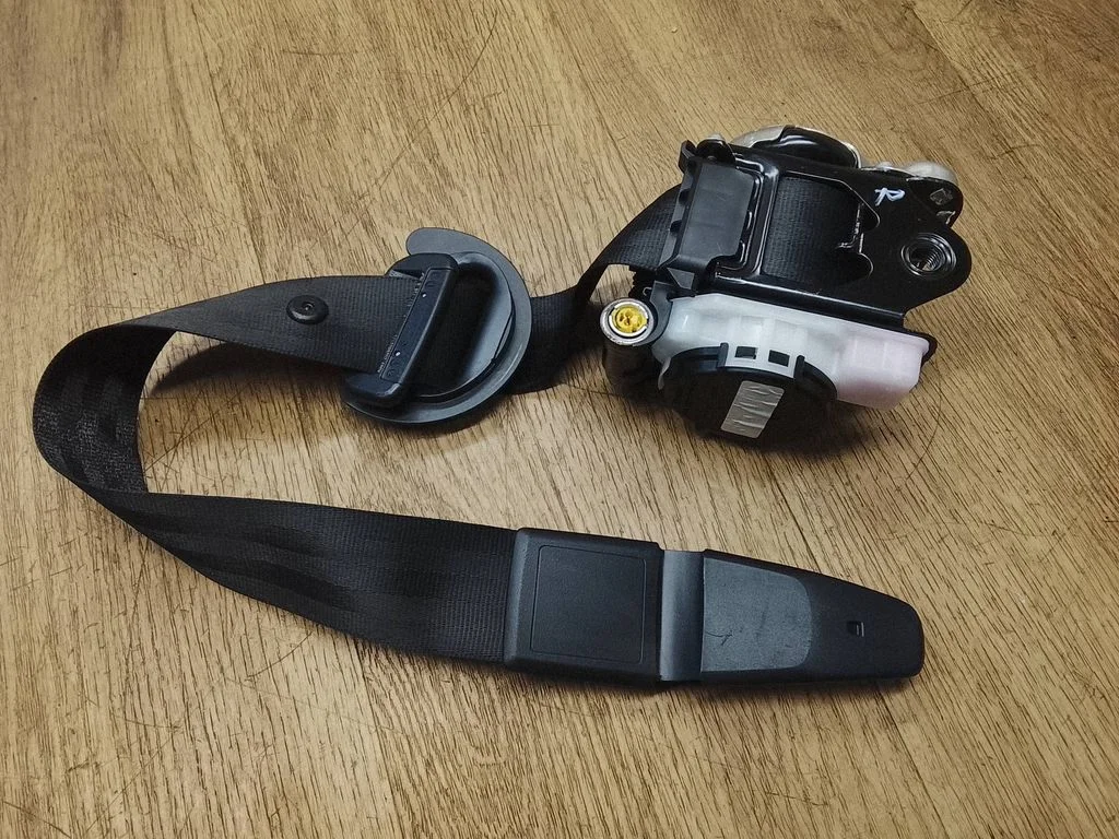 Front seatbelt 95B857706B
