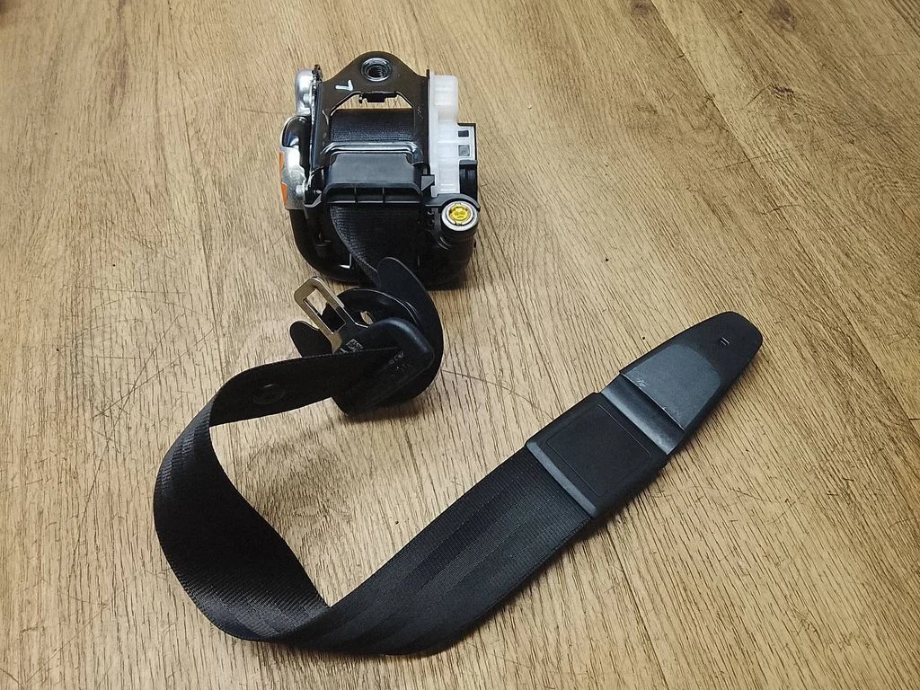 Front seatbelt 95B857705C