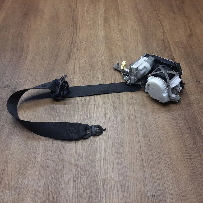 Front seatbelt A1668601400