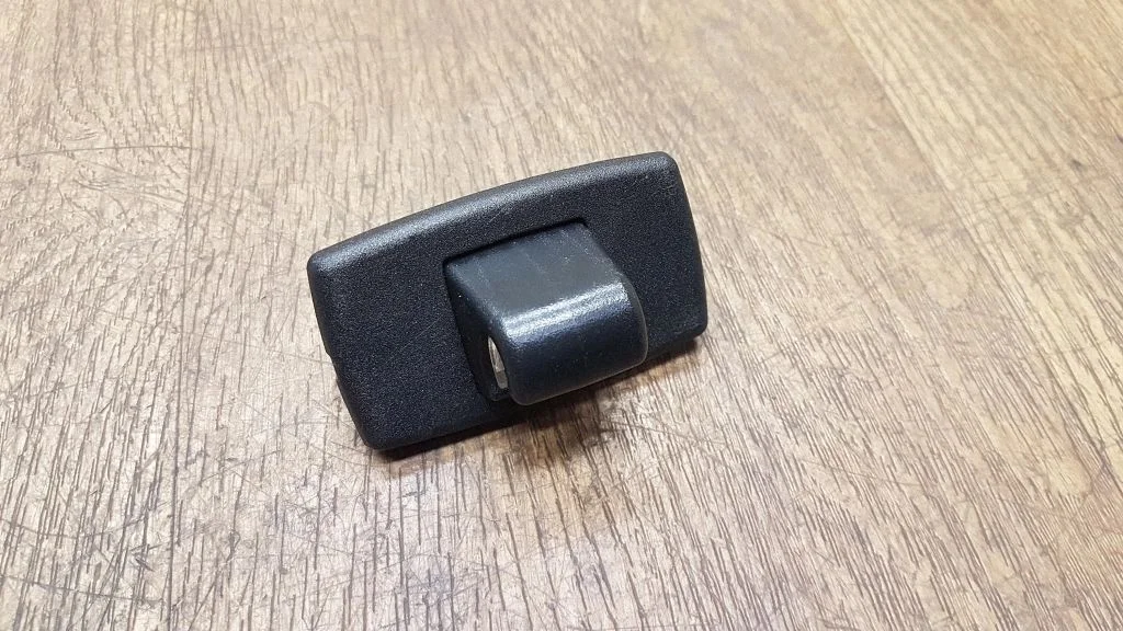 Sun visor clip/hook/bracket A1668100029