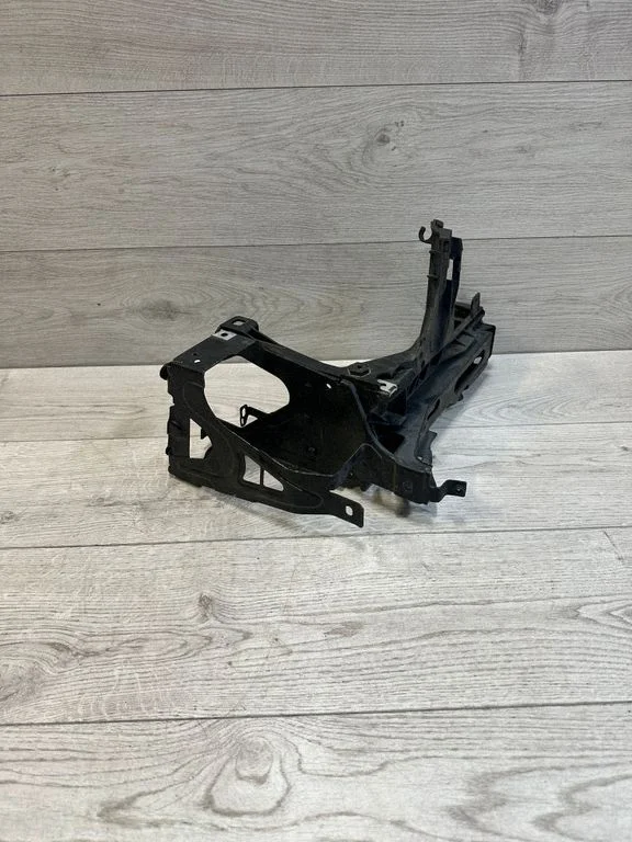 Priekšējā luktura stiprinājums – BMW 6. sērija F12 F13 (2010-2018)