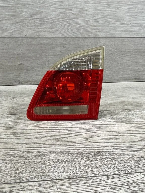Lampa tylna w klapie – BMW Seria 5 E60 E61 (2004-2010)